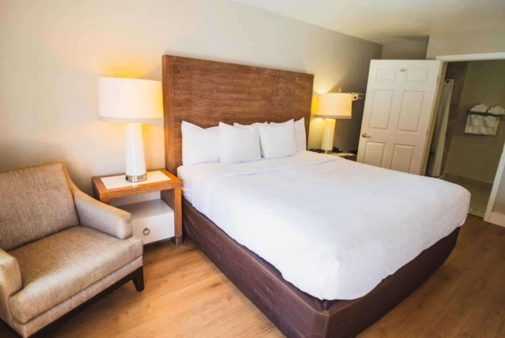 hotel quality inn et suites by the parks