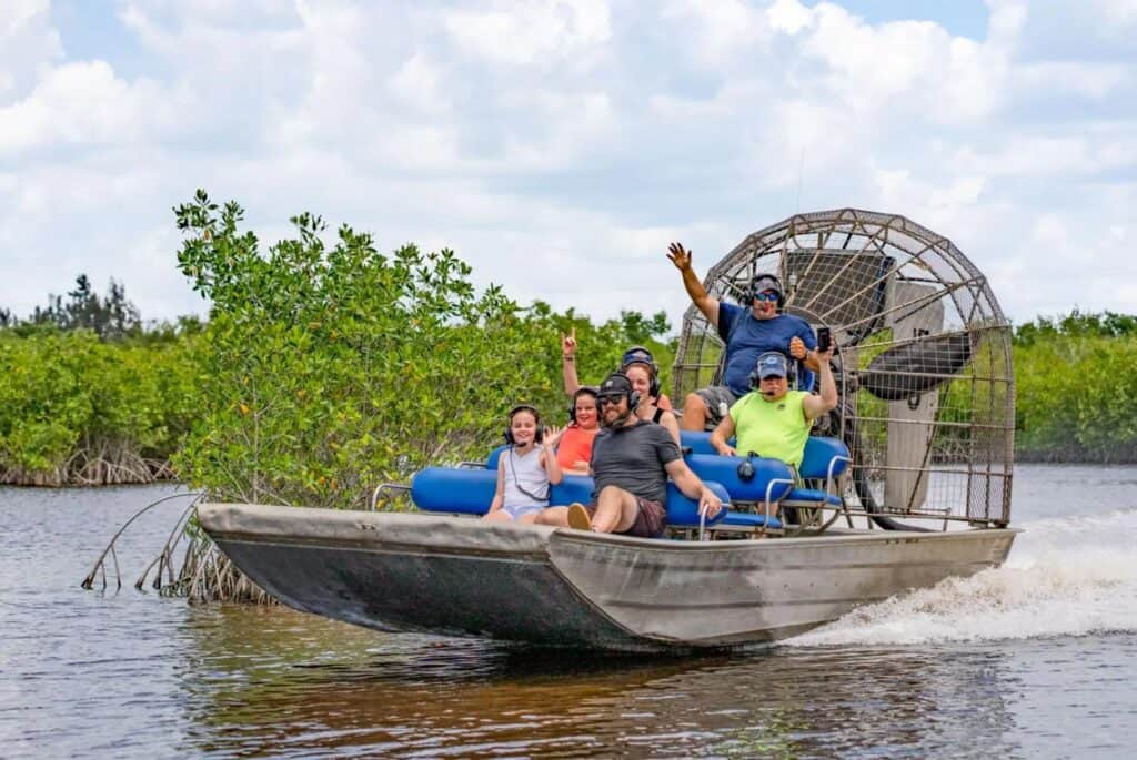 Airboat dans la mangrove des Everglades