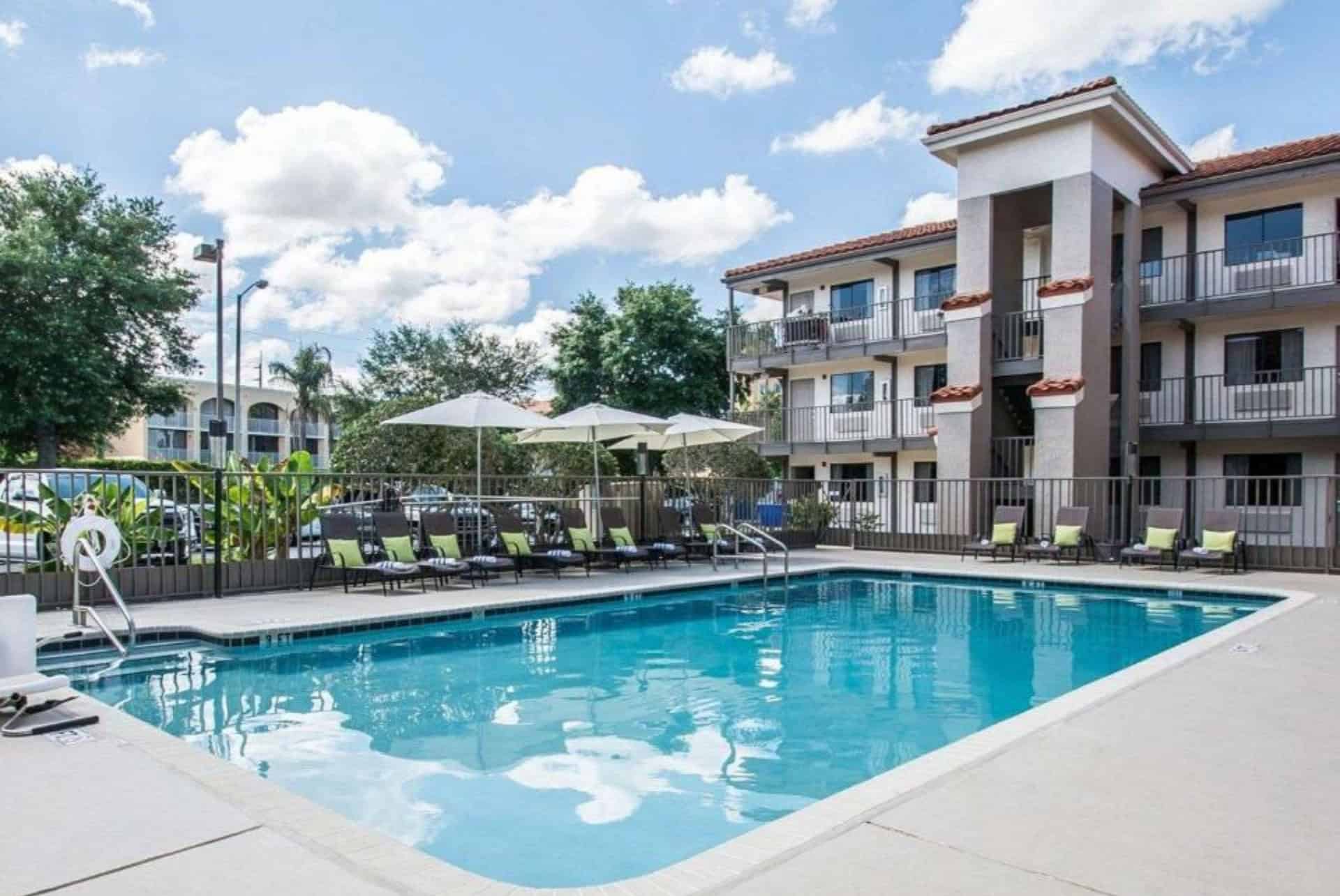 hotel quality inn et suites by the parks